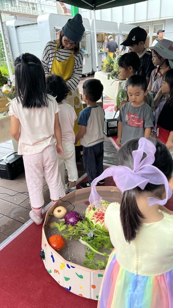 アートボードに集まる子どもたち