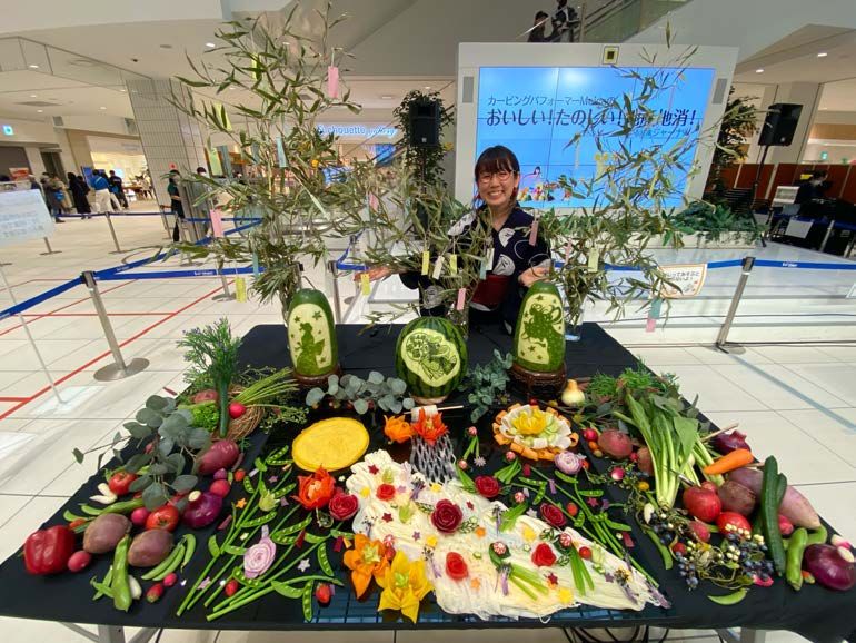 商業施設に並べたカービングのディスプレイ