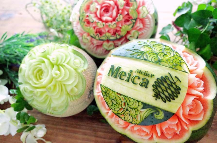Atelier Meica のロゴを彫ったスイカ