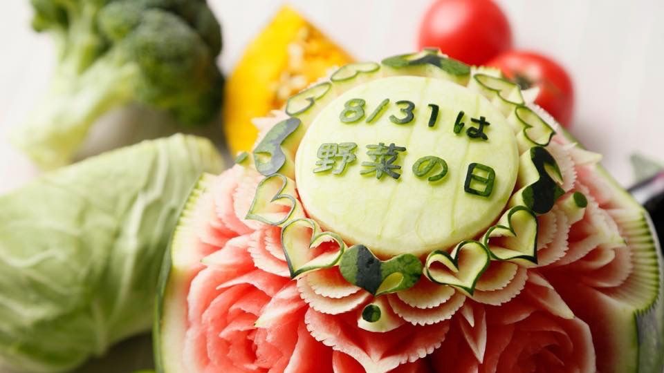 「8/31は野菜の日」を彫ったスイカ